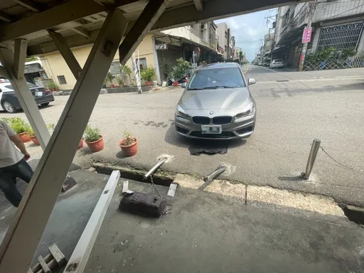 苗栗大山火車站又被撞　車停斜坡未拉手煞車！滑進車站撞斷樑柱