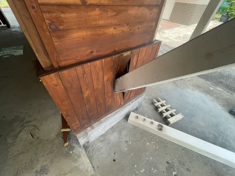 車站木製外牆受損。民眾提供