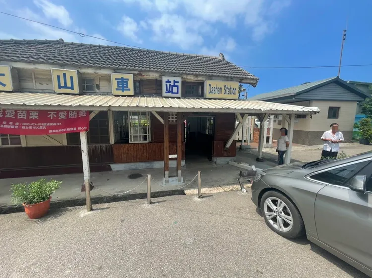 轎車順著斜坡滑向車站，撞斷鐵架及樑柱。民眾提供