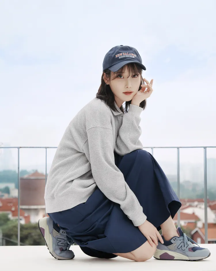 IU著用低飽和莫蘭迪配色的New Balance 580。品牌提供