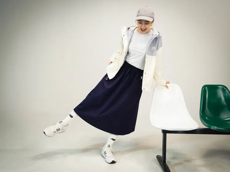 女裝SDS系列機能連帽抽繩外套3880元、經典LOGO短袖棉質上衣980元、NB ATHLETICS 抽繩長裙1980元、MT580EC2 4580元。品牌提供