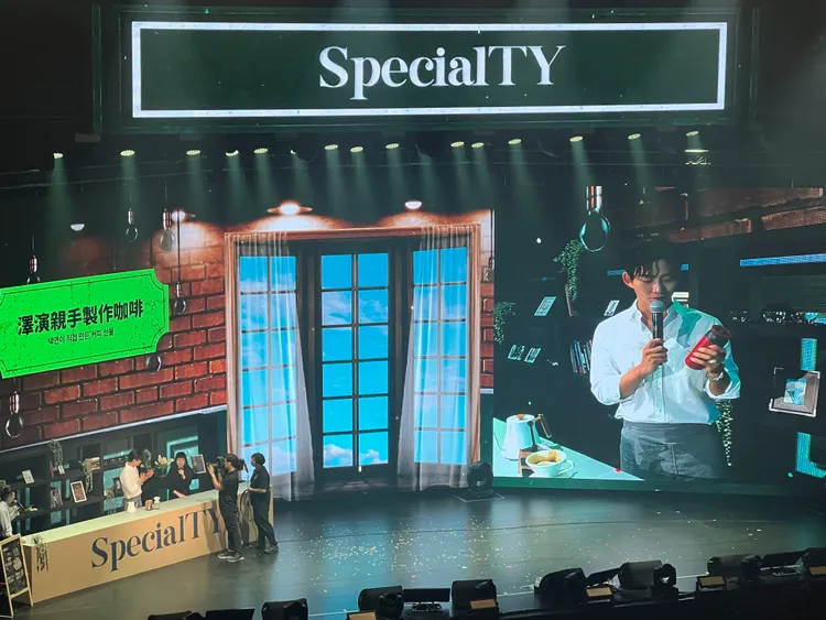 玉澤演將咖啡裝進保溫杯後，應粉絲要求，喝一口留下唇痕。讀者提供