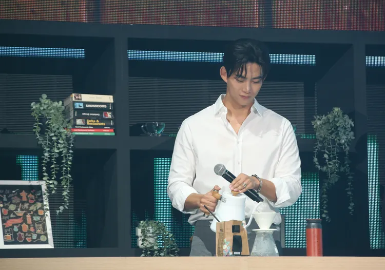 玉澤演手沖咖啡給幸運粉絲品嘗。寬宏藝術提供