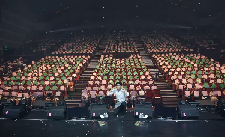 玉澤演與粉絲大合照。寬宏藝術提供