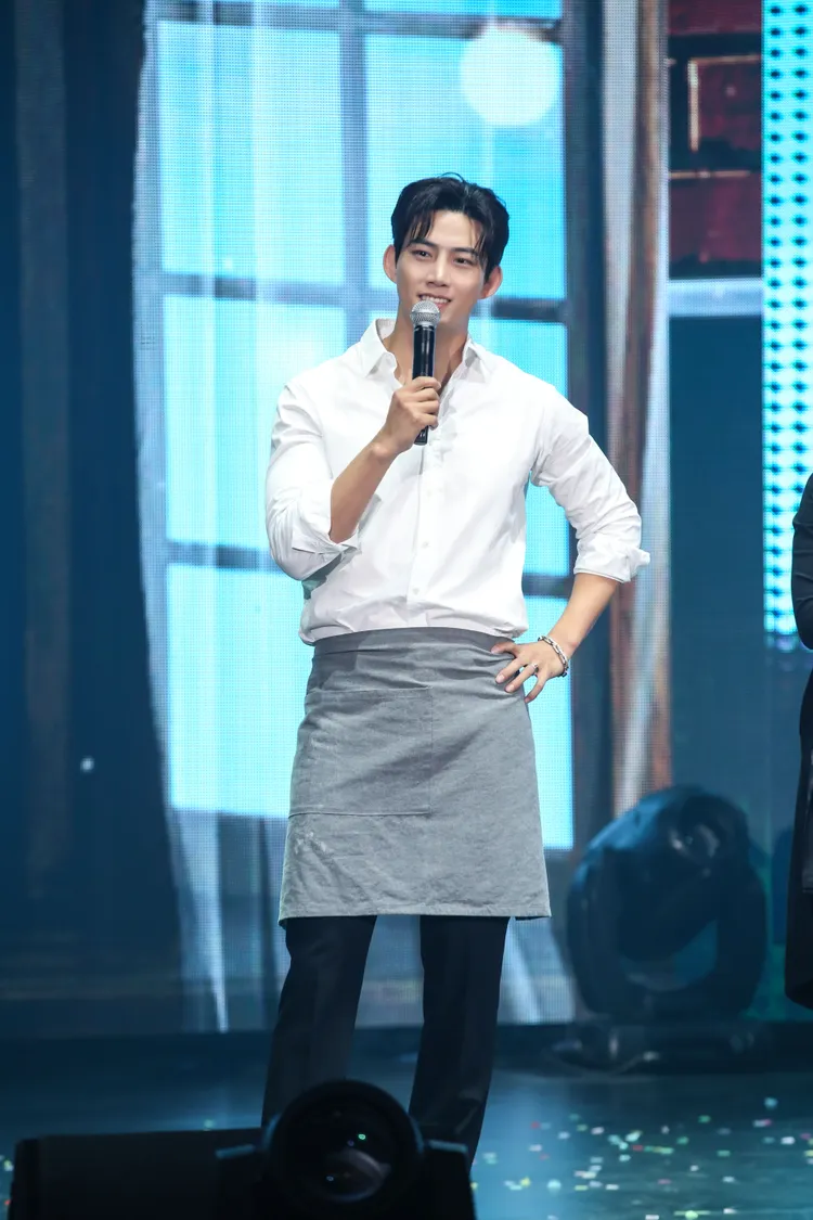 玉澤演換上咖啡師服裝。寬宏藝術提供