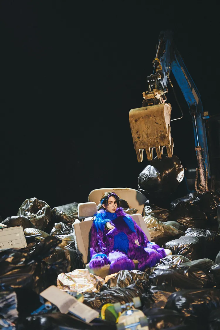 林宥嘉在拍MV時，身穿一身「林寶Bear」熊裝，拍到滿身汗。華研國際提供