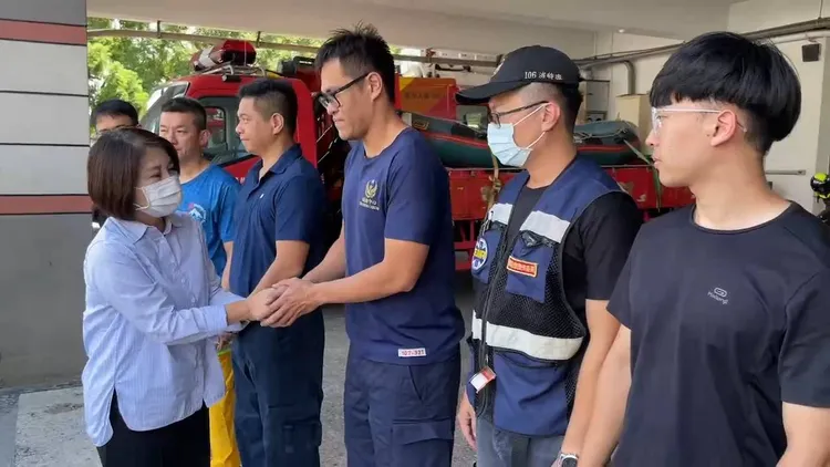 縣長周春米昨至靈堂探望家屬，希望早日尋獲失聯員工。翻攝畫面