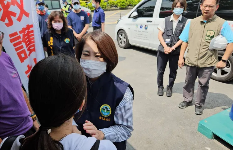 周春米縣長趕往現場關心及慰問家屬。翻攝畫面