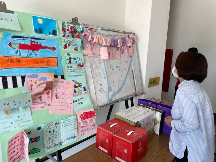 縣長周春米昨至靈堂探望家屬，希望早日尋獲失聯員工。翻攝畫面