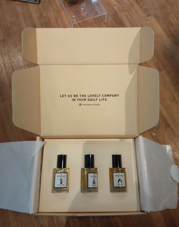 目逆設計有限公司「滾珠香氛油」禮盒包裝體積比值3.80，不符法規標準1以下。北市環保局提供