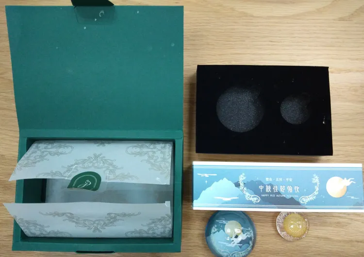 琺帛股份有限公司「藝術寶石皂中秋系列-山藍月兔」禮盒包裝體積比值2.86，不符法規標準1以下。北市環保局提供