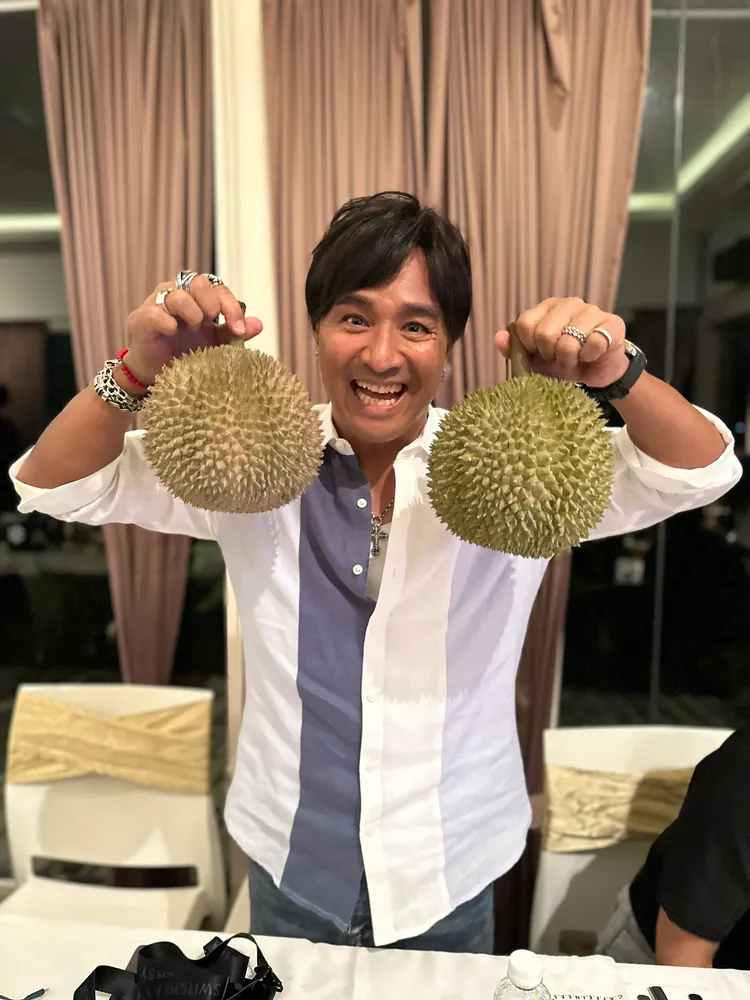 尤秋興樂當榴槤富翁。華研國際提供
