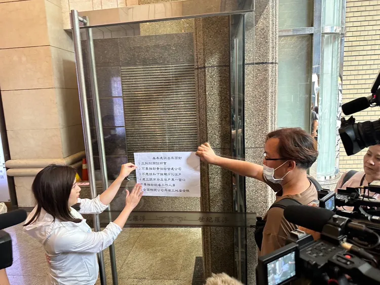 柳采葳將受災戶5點訴求張貼在基泰建設公司大門口。柳采葳提供