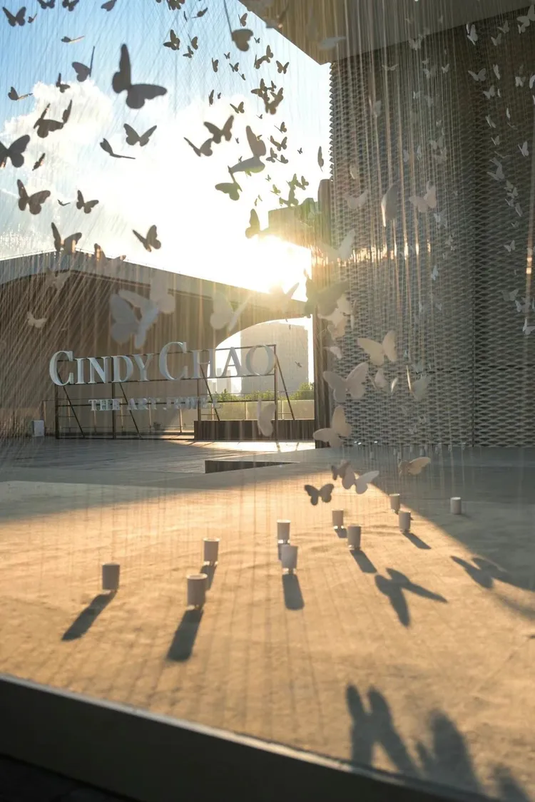 展覽現場有許多蝴蝶裝置。翻攝CINDY CHAO微博