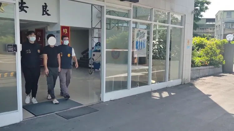 警方移送代購票周姓黃牛(中間者)。翻攝畫面