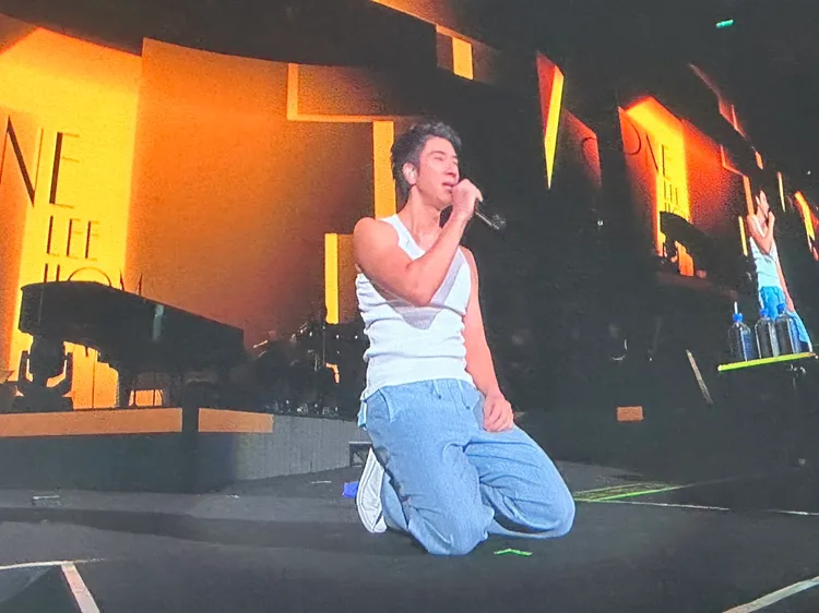 王力宏昨下跪達謝歌迷。讀者提供