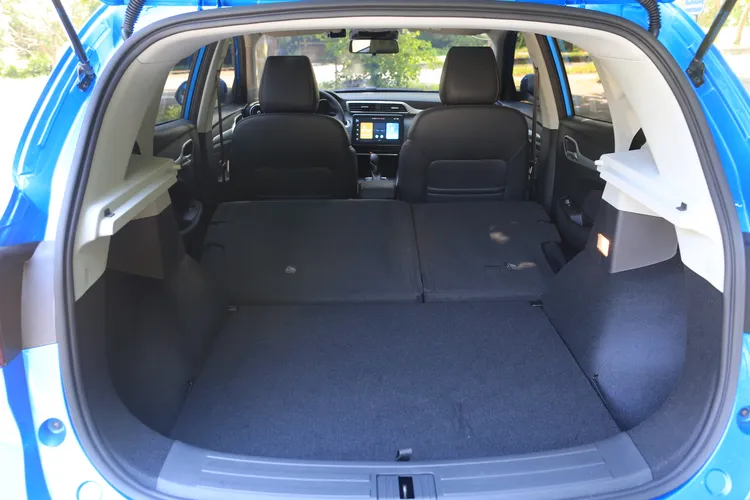 行李廂基本具有448公升容積，透過行李廂底板的空間擴增設計可提升至528公升，椅背傾倒最大可創造出1375公升。林浩昇攝