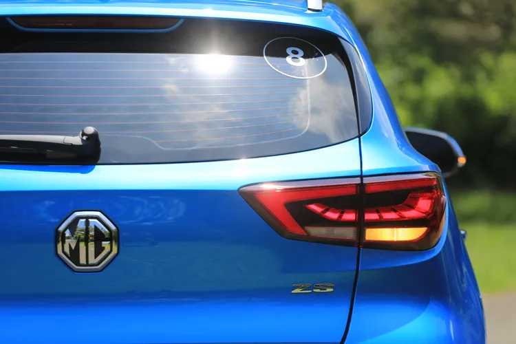 LED尾燈導光條光羽式的安排帶來不少精緻感，不過方向燈及倒車燈仍是傳統鹵素燈泡規格