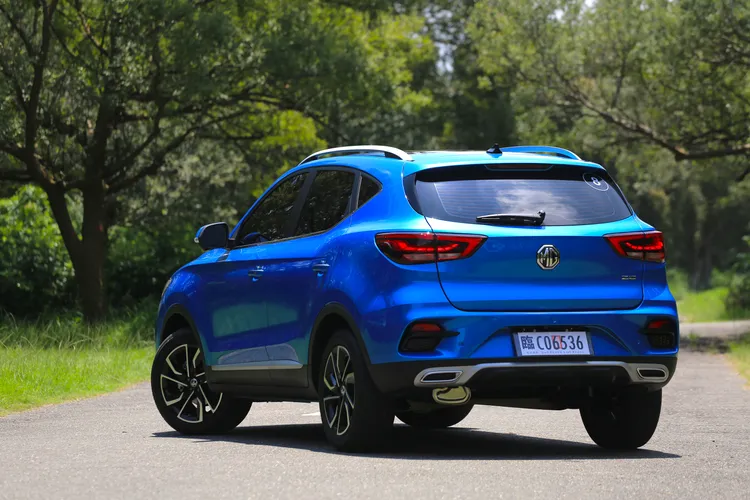 車側前低後高的三腰線，則帶來具有層次的鈑件光影，後保桿除了呼應車頭，以左右類通風口造型鑲嵌後霧燈，下方也融合排氣尾飾管設計。林浩昇攝