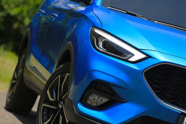 車頭以黑曜矩陣水箱護罩結合銀石之翼LED頭燈設計，整體視覺呈現仍有不失水準的表現。林浩昇攝