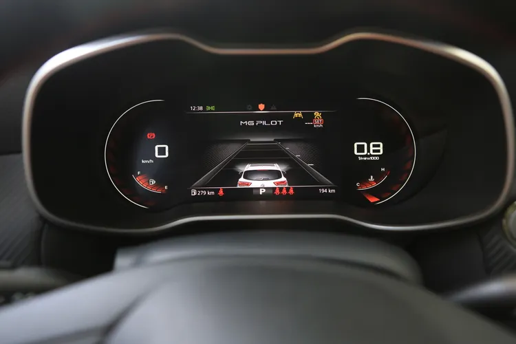 數位儀錶板不僅資訊辨識清晰，配色也展現時髦科技氛圍。林浩昇攝