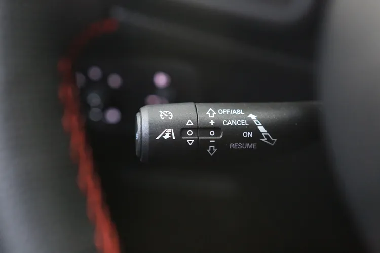 ADAS系統由方向盤後方撥桿操作，具有同級距少見的全速域 ACC 含 Stop&Go，以及TJA 交通壅塞輔助系統。林浩昇攝