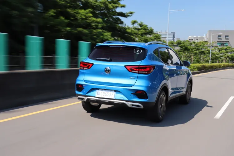 MG ZS操控有著趨近於傳統歐洲小車的風味，縱使山路駕駛稱不上俐落，但起碼緊湊的車身設定駕馭起來仍是相當靈活。林浩昇攝