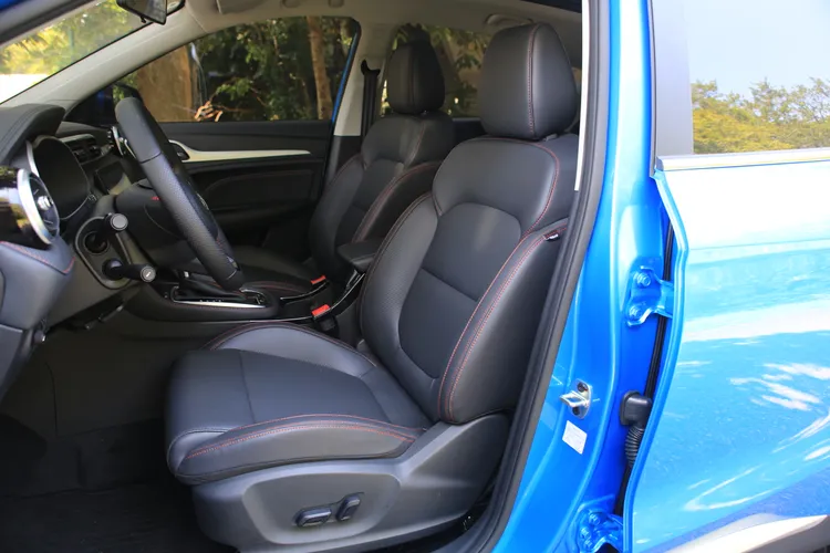 ZS將駕駛座六向電動調整、雙前座椅加熱列為標配，均為同級車中難得見到的陣容。林浩昇攝