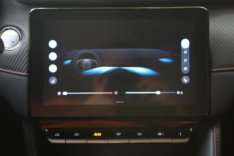 空調並非恆溫規格，僅為螢幕中操作電子式冷暖空調，但冷房效果並不差。林浩昇攝