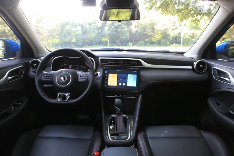 透過三幅式平把皮質方向盤、立體圓形出風口，以及大量軟質、皮質用料，讓MG ZS車艙擁有不俗質感。林浩昇攝