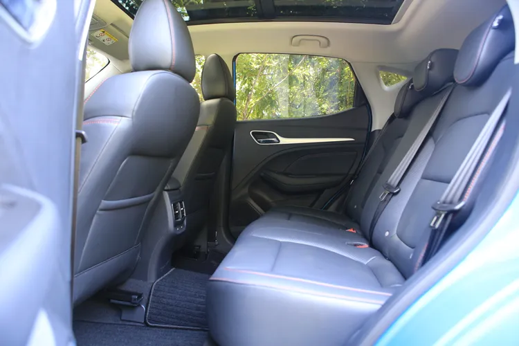 後座空間規劃合理不侷促，並且附有專屬空調出風口。林浩昇攝