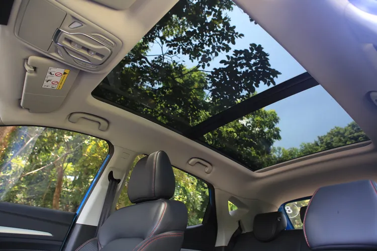 雖然全景天窗不是人人喜愛，但有了它確實讓車內採光及空間感更開闊，且是國產小休旅難以見到的配備。林浩昇攝