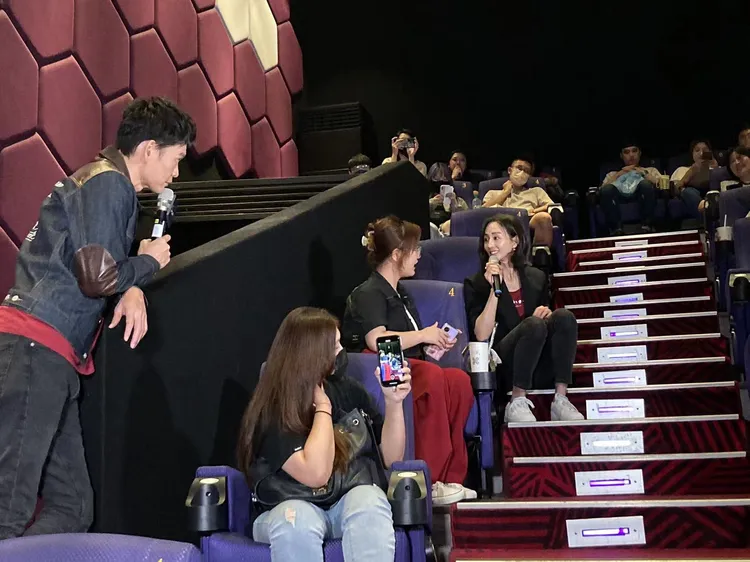 張鈞甯跑映後席地而坐。華映提供