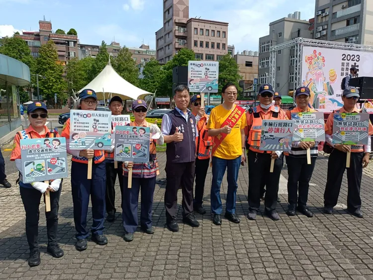 桃園市長張善政與桃園警分局長洪志朋等人，在市府廣場參加百神會師起駕儀式。翻攝畫面