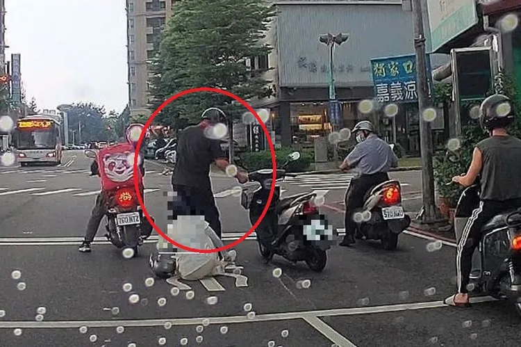 蔡男將江女機車扶起後逕行離去。民眾提供