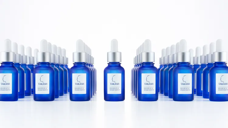 以「小藍瓶」風靡日本的保養品牌TAKAMI今年9月正式登台。品牌提供