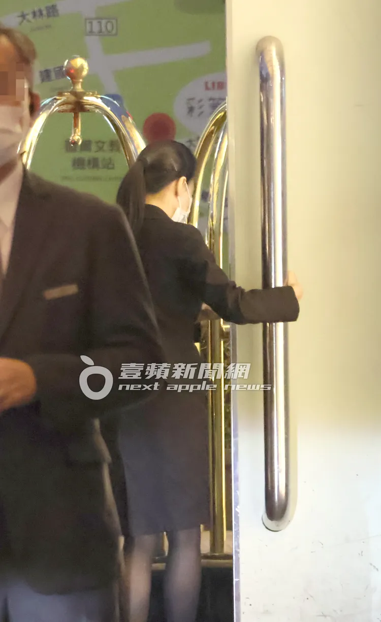 工作人員率先幫忙開門等待國際巨星楊紫瓊出來。特勤中心攝