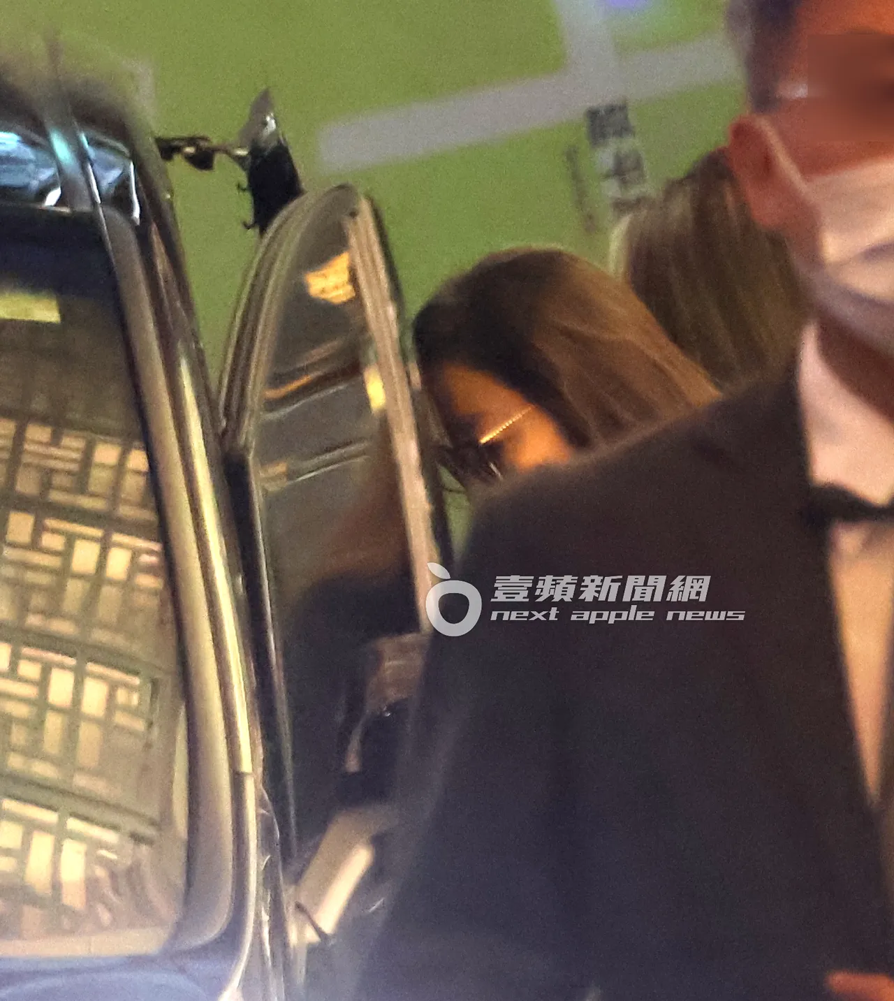 楊紫瓊在工作人員的幫忙下,坐上保母車準備離開。特勤中心攝