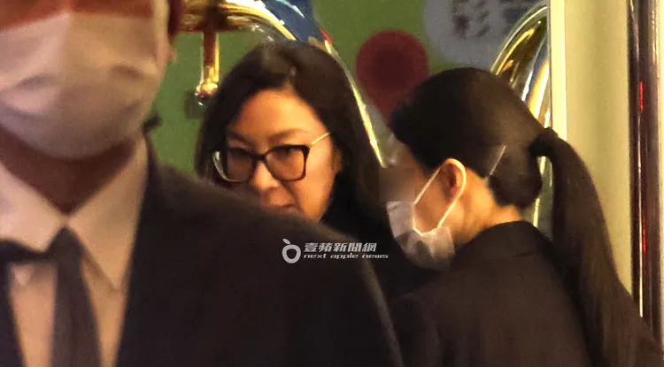 楊紫瓊頂著淡妝戴著黑框眼鏡，準備坐上保母車。特勤中心攝