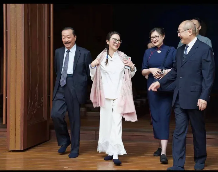 楊紫瓊（左二）昨一身素淨現身花蓮拜訪證嚴法師。讀者提供