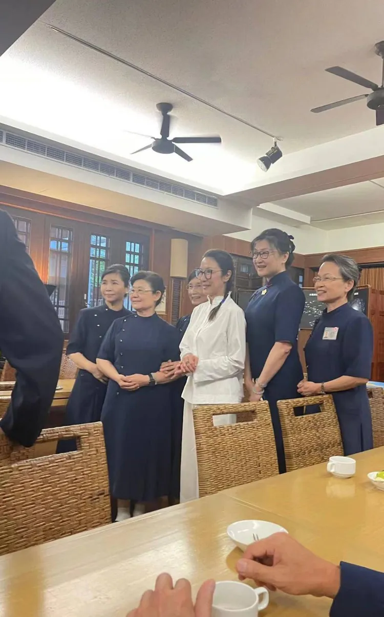 楊紫瓊和慈濟師姊合照。讀者提供