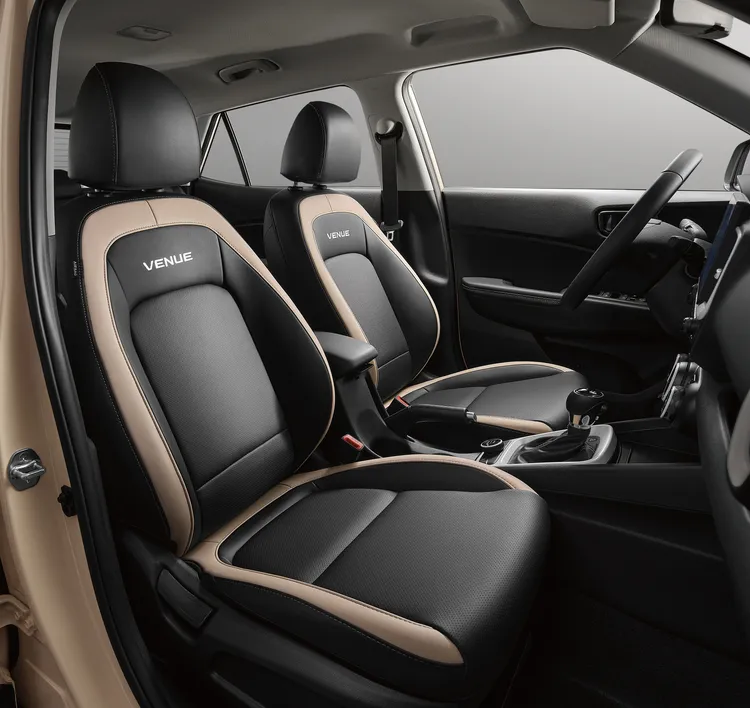 內裝採用Espresso專屬雙色座椅，並以淺棕色外圈皮革提升座椅質感。原廠照片