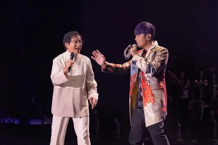 周杰倫（右）感謝嘉賓成龍：「謝謝大哥『千里之外』專程來支持，竟然還唱了《聽媽媽的話》，真的是太屌了！」翻攝周杰倫IG