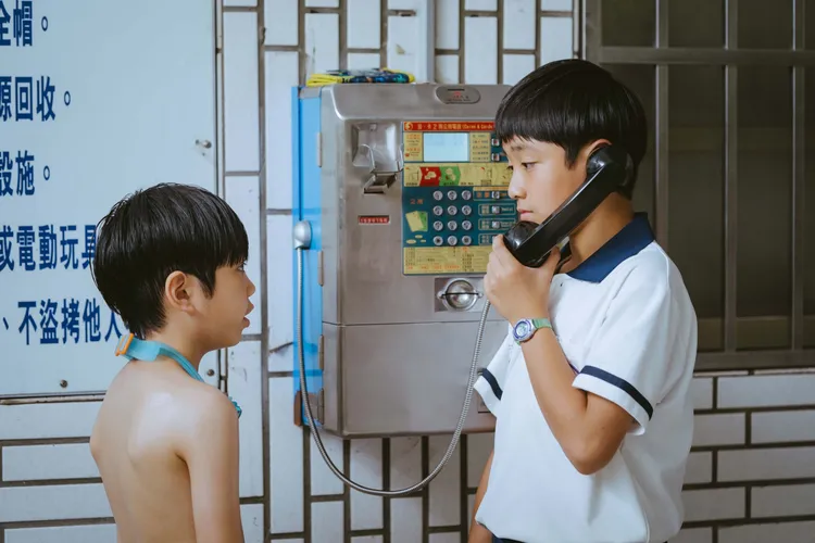 阮柏皓（右）被張城熙飾演的泳裝鬼糾纏，要他幫忙說服媽媽早日放下自己。紅衣小女孩股份有限公司提供