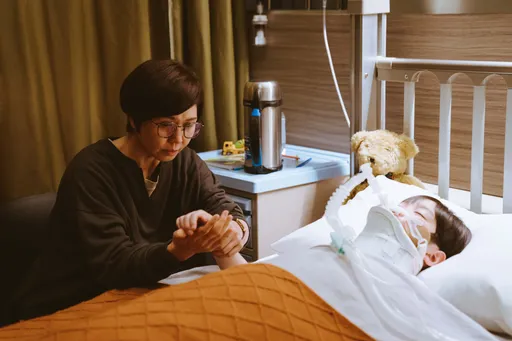 《百味》童星落水于子育淚崩　病床前緊握兒子雙手祈禱
