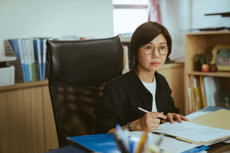 于子育在《百味小廚神  午餐爭霸戰》飾演小學校長。紅衣小女孩股份有限公司提供