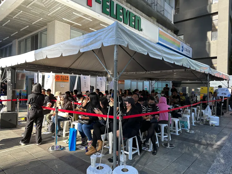 中華電信首賣會排隊情況。王良博攝