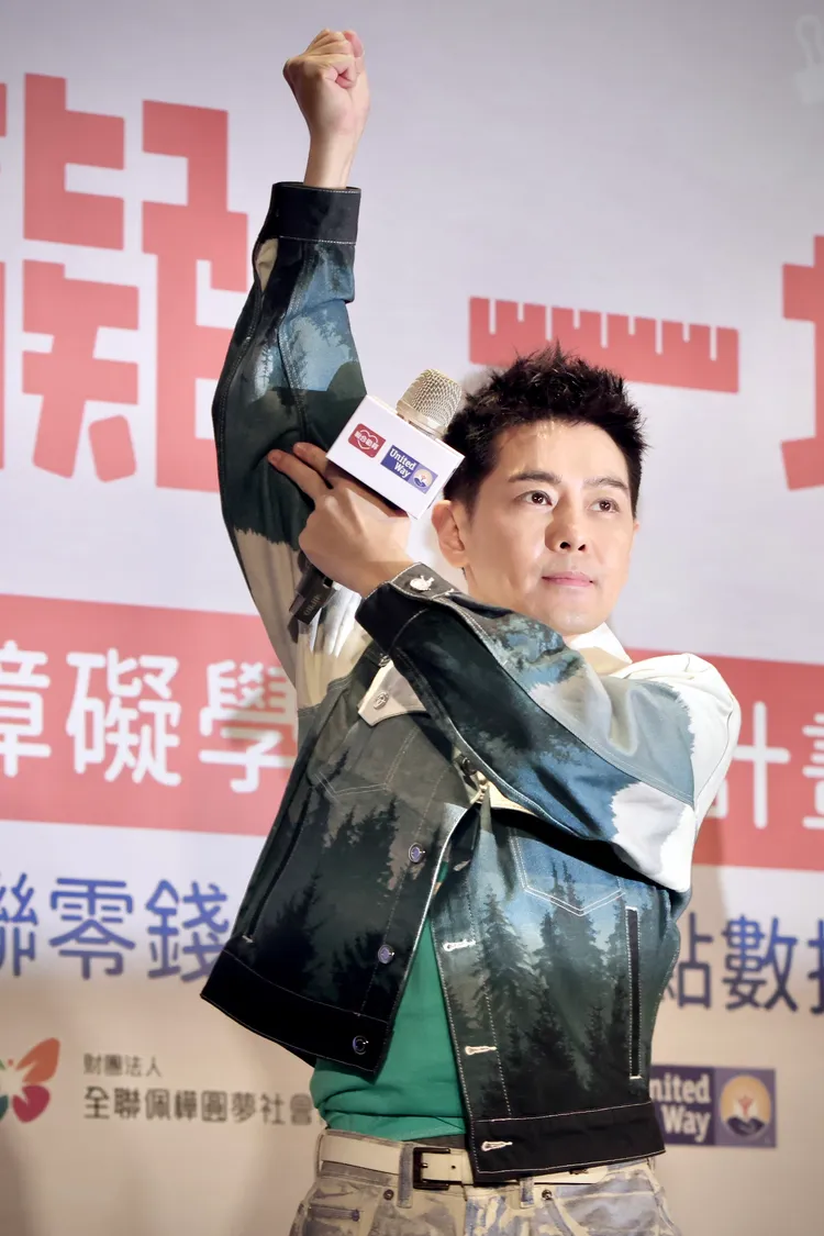 林志穎右手仍無法伸很直。林林攝