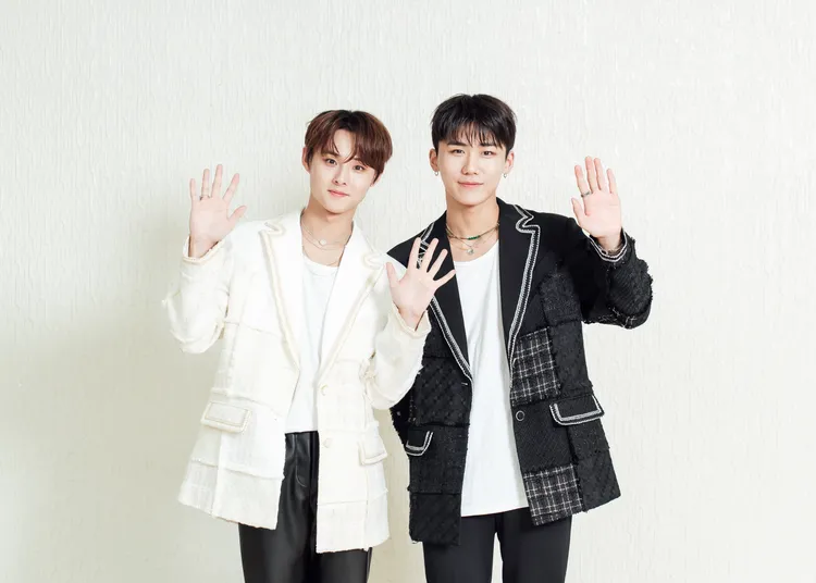 珉奎（左）珍奶喜歡喝半糖，鐘亨還知道要拿發票兌獎。微音樂提供