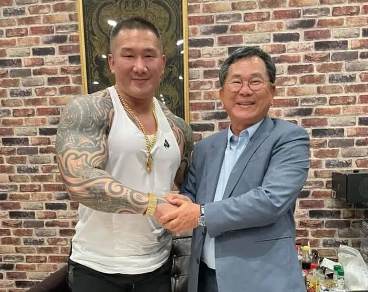 陳明文（右）曾上館長陳之漢節目受訪握手言歡。翻攝自陳明文臉書